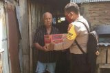 Polda Sulsel bagikan kebutuhan pokok kepada sekitar TPA Antang