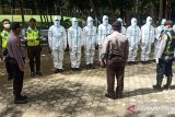 Tim Polda Sultra makamkan purnawirawan Polri meninggal positif COVID-19