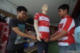 Pekerja menyiapkan Jersey Madura United Fc (MU) yang akan dikemas di Kantor Pojur, Pamekasan, Jawa Timur, Sabtu (18/4/2020). Sebanyak 50 Jersey MU eks tour Asia 2020 dijual dengan harga minimal Rp201.900, hasil dari penjualan tersebut akan didonasikan untuk penanganan COVID-19 melalui Yayasan Madura Peduli Indonesia (YMPI). Antara Jatim/Saiful Bahri/zk