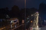 Suasana penutupan jalan Dago di Bandung, Jawa Barat, Jumat (17/4/2020). Pembatasan Sosial Berskala Besar (PSBB) dalam percepatan penanganan COVID-19 di Bandung Raya akan diterapkan pada hari Rabu (22/4/2020) mendatang. ANTARA JABAR/M Agung Rajasa/agr