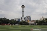 Suasana alun-alun dan Masjid Raya kota Bandung di Jawa Barat, Sabtu (18/4/2020). Pembatasan Sosial Berskala Besar (PSBB) dalam percepatan penanganan COVID-19 di Bandung Raya akan diterapkan pada hari Rabu (22/4/2020) mendatang. ANTARA JABAR/M Agung Rajasa/agr