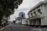 Suasana penutupan jalan Asia Afrika di Bandung, Jawa Barat, Sabtu (18/4/2020). Pembatasan Sosial Berskala Besar (PSBB) dalam percepatan penanganan COVID-19 di Bandung Raya akan diterapkan pada hari Rabu (22/4/2020) mendatang. ANTARA JABAR/M Agung Rajasa/agr