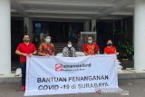 Walikota Surabaya Tri Rismaharini (tengah) menerima bantuan alat perlindungan diri (APD) dari perwakilan Sinar Mas Land di Surabaya, Jumat (17/4/2020). Bantuan sebanyak 1.000 APD dari Sinar Mas Land tersebut selanjutnya akan disalurkan oleh Pemerintah Kota ke sejumlah rumah sakit rujukan yang menangani pasien Covid-19. Antara Jatim/Sinar Mas Land/ZK