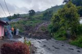 Dua rumah warga Nagari Aie Dingin, Kecamatan Lembah Gumanti tertimbun longsor