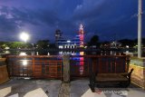 Suasana tepian Sungai Martapura yang sepi menjelang malam di Banjarmasin, Kalimantan Selatan, Minggu (19/4/2020). Selama masa pandemi COVID-19, tidak ada lagi kunjungan wisatawan ke objek wisata yang menjadi salah satu landmark di Kalimantan Selatan itu. Foto Antaranews Kalsel/Bayu Pratama S.