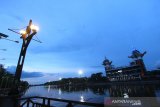 Suasana Menara Pandang di tepian Sungai Martapura yang sepi menjelang malam di Banjarmasin, Kalimantan Selatan, Minggu (19/4/2020). Selama masa pandemi COVID-19, tidak ada lagi kunjungan wisatawan ke objek wisata yang menjadi salah satu landmark di Kalimantan Selatan itu. Foto Antaranews Kalsel/Bayu Pratama S.