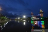 Suasana Menara Pandang di tepian Sungai Martapura yang sepi menjelang malam di Banjarmasin, Kalimantan Selatan, Minggu (19/4/2020). Selama masa pandemi COVID-19, tidak ada lagi kunjungan wisatawan ke objek wisata yang menjadi salah satu landmark di Kalimantan Selatan itu. Foto Antaranews Kalsel/Bayu Pratama S.