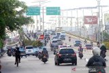 Suasana ramai kendaraan bermotor saat melintas di fly over jalan Ahmad Yani, Banjarmasin,Kalimantan Selatan, Senin (20/4/2020). Pemerintah Kota Banjarmasin bersiap terapkan Pembatasan Sosial Berskala Besar (PSBB) pada Jumat (24/4/2020) usai disetujui oleh Menteri Kesehatan Terawan Agus Putranto untuk upaya percepatan penanganan virus COVID-19. Foto Antaranews Kalsel/Bayu Pratama S.