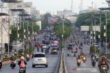 Suasana ramai kendaraan bermotor saat melintas di fly over jalan Ahmad Yani, Banjarmasin,Kalimantan Selatan, Senin (20/4/2020). Pemerintah Kota Banjarmasin bersiap terapkan Pembatasan Sosial Berskala Besar (PSBB) pada Jumat (24/4/2020) usai disetujui oleh Menteri Kesehatan Terawan Agus Putranto untuk upaya percepatan penanganan virus COVID-19. Foto Antaranews Kalsel/Bayu Pratama S.