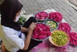 Penjual menata bunga tabur yang di jual di sebuah trotoar di Kota Madiun, Jawa Timur, Senin (20/4/2020). Menurut penjual, menjelang Ramadan terjadi peningkatan omzet dari rata-rata Rp200 ribu hingga Rp250 ribu per hari menjadi Rp400 ribu hingga Rp500 ribu per hari, karena sebagian warga sudah mulai melakukan ziarah kubur. Antara Jatim/Siswowidodo/zk