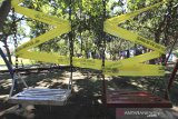 Sejumlah arena permainan anak dipasang garis polisi di Taman Tugu Perjuangan, Indramayu, Jawa Barat, Senin (20/4/2020).  Sejumlah taman dan Ruang Terbuka Hijau (RTH) ditutup sementara guna mencegah penyebaran wabah COVID-19. ANTARA JABAR/Dedhez Anggara/agr