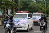 Petugas dari Dinas Kesehatan menggunakan mobil ambulan melakukan sosialisai pencegahan COVID-19 di Banjarmasin, Kalimantan Selatan, Senin (20/4/2020). Pemerintah terus melakukan upaya pencegahan dan penanganan penyebaran virus COVID-19 dengan berbagai tindakan salah satunya mengerahkan sejumlah mobil ambulan menggunakan pengeras suara berkeliling di Kota Banjarmasin. Foto Antaranews Kalsel/Bayu Pratama S.