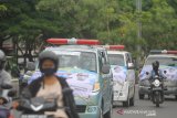 Petugas dari Dinas Kesehatan menggunakan mobil ambulan melakukan sosialisai pencegahan COVID-19 di Banjarmasin, Kalimantan Selatan, Senin (20/4/2020). Pemerintah terus melakukan upaya pencegahan dan penanganan penyebaran virus COVID-19 dengan berbagai tindakan salah satunya mengerahkan sejumlah mobil ambulan menggunakan pengeras suara berkeliling di Kota Banjarmasin. Foto Antaranews Kalsel/Bayu Pratama S.