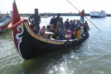 Sejumlah penumpang menaiki perahu penghubung ke darat di Pelabuhan Kalbut, Mangaran, Situbondo, Jawa Timur, Senin (20/4/2020). Penumpang dari Pulau Sapudi, Sumenep mulai datang ke sejumlah pelabuhan di Situbondo untuk membeli kebutuhan sembako menjelang bulan Ramadan dan warga kepulauan tidak menggunakan masker saat beraktivitas di luar rumah di masa pandemi COVID-19. Antara Jatim/Seno/zk.