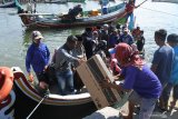 Sejumlah penumpang turun dari perahu penghubung di Pelabuhan Kalbut, Mangaran, Situbondo, Jawa Timur, Senin (20/4/2020). Penumpang dari Pulau Sapudi, Sumenep mulai datang ke sejumlah pelabuhan di Situbondo untuk membeli kebutuhan sembako menjelang bulan Ramadan dan warga kepulauan tidak menggunakan masker saat beraktivitas di luar rumah di masa pandemi COVID-19.  Antara Jatim/Seno/zk.