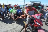 Ojek gerobak membawa penumpang di Pelabuhan Kalbut, Mangaran, Situbondo, Jawa Timur, Senin (20/4/2020). Penumpang dari Pulau Sapudi, Sumenep mulai datang ke sejumlah pelabuhan di Situbondo untuk membeli kebutuhan sembako menjelang bulan Ramadan dan warga kepulauan tidak menggunakan masker saat beraktivitas di luar rumah di masa pandemi COVID-19.  Antara Jatim/Seno/zk.