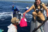Gubernur Olly bersama Forkopimda bagikan bahan pokok untuk masyarakat pesisir