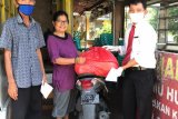 Hotel Grand Zuri Padang bagikan paket sembako kepada warga terdampak COVID-19