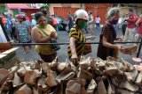 Sejumlah wanita mengambil makanan gratis saat digelarnya dapur umum peduli kasih di Denpasar, Bali, Selasa (21/4/2020). Kegiatan tersebut sebagai wujud sinergitas Polri - TNI sekaligus memperingati Hari Kartini untuk meringankan perekonomian masyarakat yang terdampak pandemi COVID-19. ANTARA FOTO/Nyoman Hendra Wibowo/nym.