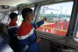 Nahkoda kapal LPG tanker Gas Arar milik PT Pertamina, Capt. Muhyidin (kanan), saat isolasi mandiri di perairan Pelabuhan Kalbut, Mangaran, Situbondo, Jawa Timur, Rabu (22/4/2020). Sejak 16 Maret 2020 kru ABK tersebut melakukan isolasi mandiri di atas kapal, tidak turun ke darat guna mencegah COVID-19. Antara Jatim/Seno/zk.