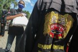 Sejumlah pemain Reog menerima bantuan paket sembako di Surabaya, Jawa Timur, Rabu (22/4/2020). Pembagian sembako yang dilakukan Persatuan Unit-Unit Reog Surabaya kepada pemain-pemain Reog itu untuk meringankan beban ekonomi mereka di tengah wabah COVID-19. Antara Jatim/Didik/Zk