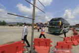 Petugas dari Ditjen Perhubungan Darat Kementerian Perhubungan memeriksa penumpang bus yang keluar dari gerbang Tol Cipali, Palimanan, Cirebon, Jawa Barat, Rabu (22/4/2020). Pemerisaan tersebut untuk melihat jumlah dan tujuan penumpang serta memastikan penerapan Physical Distancing di dalam bus sebagaia upaya pencegahan penyebaran COVID-19. ANTARA JABAR/Dedhez Anggara/agr