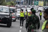 Petugas gabungan mengatur kendaraan yang memasuki kota Bandung saat penerapan Pembatasan Sosial Berskala Besar (PSBB) di Pasteur, Bandung, Jawa Barat, Rabu (22/4/2020). Pemeriksaan tersebut dilakukan untuk mengingatkan masyarakat agar menerapkan PSBB selama 14 hari dalam rangka percepatan penanganan COVID-19. ANTARA JABAR/M Agung Rajasa/agr