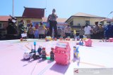 Petugas gabungan mengikuti simulasi taktis permainan lantai (Tactical Floor Game) di Mapolres Kota Banjarmasin, Kalimantan Selatan, Rabu (22/4/2020). Simulasi tersebut digelar sebagai bentuk kesiapan pengamanan kota saat pemberlakuan Pembatasan Sosial Berskala Besar (PSBB) pada Jumat (24/4/2020) di Kota Banjarmasin. Foto Antaranews Kalsel/Bayu Pratama S.