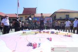 Petugas gabungan mengikuti simulasi taktis permainan lantai (Tactical Floor Game) di Mapolres Kota Banjarmasin, Kalimantan Selatan, Rabu (22/4/2020). Simulasi tersebut digelar sebagai bentuk kesiapan pengamanan kota saat pemberlakuan Pembatasan Sosial Berskala Besar (PSBB) pada Jumat (24/4/2020) di Kota Banjarmasin. Foto Antaranews Kalsel/Bayu Pratama S.