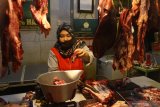 Pedagang menimbang daging sapi yang dijual dengan harga Rp115.000 per kilogram di Pasar Besar, Malang, Jawa Timur, Rabu (22/4/2020). Kementerian Perdagangan mencatat, meskipun permintaan daging di tingkat Rumah Potong Hewan (RPH) mengalami penurunan sekitar 30 persen akibat pandemi COVID-19 namun stok daging untuk kebutuhan Ramadan masih cukup dengan jumlah sekitar 36.000 ton. Antara Jatim/Ari Bowo Sucipto/zk