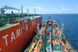 Petugas beraktivitas di atas kapal LPG tanker Gas Arar (kanan), milik PT Pertamina saat isolasi mandiri di perairan Pelabuhan Kalbut, Mangaran, Situbondo, Jawa Timur, Rabu (22/4/2020). PT Pertamina menyebut stok LPG aman menjelang Ramadhan dan Idul Fitri 1441 H meski di tengah pandemi COVID-19. Antara Jatim/Seno/zk.