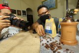 Fotografer memotret produk kopi di Banyuwangi, Jawa Timur, Rabu (22/4/2020). Kegiatan foto produk secara gratis yang bertema 