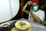 FOTO PRODUK UMKM GRATIS. Fotografer memotret produk makanan di Banyuwangi, Jawa Timur, Rabu (22/4/2020). Kegiatan foto produk secara gratis yang bertema 