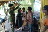 Prajurit TNI berikan pengobatan Posyandu warga perbatasan RI-PNG