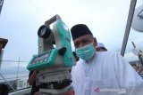 Kepala Kantor Wilayah Kementrian Agama Provinsi Kalimantan Selatan Noor Fahmi mengamati hilal di Banjarmasin, Kalimantan Selatan, Kamis (23/4/2020). Hasil pemantauan hilal 1 ramadan 1441 H tidak tampak di Banjarmasin karena terhalang cuaca yang berawan. Foto Antaranews Kalsel/Bayu Pratama S.