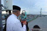 Kepala Kantor Wilayah Kementrian Agama Provinsi Kalimantan Selatan Noor Fahmi mengamati hilal di Banjarmasin, Kalimantan Selatan, Kamis (23/4/2020). Hasil pemantauan hilal 1 ramadan 1441 H tidak tampak di Banjarmasin karena terhalang cuaca yang berawan. Foto Antaranews Kalsel/Bayu Pratama S.