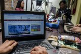 Sejumlah Jurnalis beraktivitas menggunakan jaringan internet di Bandung, Jawa Barat, Kamis (23/4/2020). Menkominfo RI dan Asosiasi Penyelenggara Jasa Internet Indonesia (APJII) menegaskan bahwa jaringan internet akan tetap stabil untuk kebutuhan kerja di rumah ataupun pemesanan makanan secara daring bagi masyarakat Indonesia meskipun tercatat Kenaikan trafik data Internet dalam kondisi pandemi Virus COVID-19  sekitar 15-20 persen serta diprediksi akan terus naik saat Ramadan dan Lebaran sebesar 30-40 persen. ANTARA JABAR/Novrian Arbi/agr