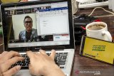 Jurnalis beraktivitas menggunakan jaringan internet di Bandung, Jawa Barat, Kamis (23/4/2020). Menkominfo RI dan Asosiasi Penyelenggara Jasa Internet Indonesia (APJII) menegaskan bahwa jaringan internet akan tetap stabil untuk kebutuhan kerja di rumah ataupun pemesanan makanan secara daring bagi masyarakat Indonesia meskipun tercatat Kenaikan trafik data Internet dalam kondisi pandemi Virus COVID-19  sekitar 15-20 persen serta diprediksi akan terus naik saat Ramadan dan Lebaran sebesar 30-40 persen. ANTARA JABAR/Novrian Arbi/agr