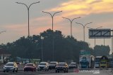 Sejumlah kendaraan melaju di tol Jakarta - Cikampek menuju Gerbang Tol Cikampek Utama di Karawang, Jawa Barat, Kamis (23/4/2020). Direktorat Lalu Lintas Polda Metro Jaya mencatat kenaikan volume arus kendaraan keluar dari Jakarta melalui Pintu Tol Cikampek Utama sebanyak 7.044 kendaraan atau 27 persen jelang pemberlakuan kebijakan larangan mudik mulai Jumat 24 April pukul 00.01 WIB. ANTARA JABAR/M Ibnu Chazar/agr