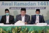 Menteri Agama Fahrur Rozi (tengah), Wakil Menteri Agama Zainut Tauhid (kiri), dan Dirjen Bimas Islam Kamaruddin Amin (kanan) menyampaikan hasil Sidang Isbat penentuan awal Ramadhan 1441 Hijriah dari Kantor Kementerian Agama, Jakarta, Kamis (23/4/2020). Pemerintah mengumumkan 1 Ramadhan 1441 Hijriah jatuh pada hari Jumat, 24 April 2020. ANTARA FOTO/Humas Kemenag-Romadanyl/nym.