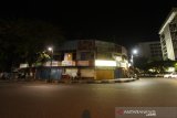 Suasana pertokoan yang tutup di Jalan Hasanudin HM, Banjarmasin, Kalimantan Selatan, Jumat (24/4/2020) malam. Pemerintah Kota Banjarmasin memberlakukan jam malam dari pukul 21.00 Wita hingga 06.00 Wita saat penerapan Pembatasan Sosial Berskala Besar (PSBB) untuk memutus mata rantai penyebaran COVID-19. Foto Antaranews Kalsel/Bayu Pratama S.