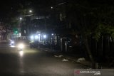 Suasana pertokoan yang tutup di kawasan Pasar Lama, Banjarmasin, Kalimantan Selatan, Jumat (24/4/2020) malam. Pemerintah Kota Banjarmasin memberlakukan jam malam dari pukul 21.00 Wita hingga 06.00 Wita saat penerapan Pembatasan Sosial Berskala Besar (PSBB) untuk memutus mata rantai penyebaran COVID-19. Foto Antaranews Kalsel/Bayu Pratama S.