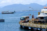 Bus melintas di Pelabuhan Ketapang Banyuwangi, Jumat (24/4/2020). Meskipun Kementerian Perhubungan melarang seluruh kapal laut mengangkut penumpang mulai 24 April hingga 8 Juni 2020, namun pelabuhan Ketapang-Gilimanuk tetap beroperasi seperti biasa. ANTARA FOTO/Budi Candra Setya/nym.