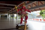 Suasana lengang kawasan Terminal Domestik Bandara Internasional I Gusti Ngurah Rai di Badung, Bali, Sabtu (25/4/2020). Kementerian Perhubungan menghentikan sementara seluruh aktivitas penerbangan komersial baik dalam dan luar negeri hingga 1 Juni 2020 mendatang untuk pengendalian transportasi selama masa mudik Lebaran 1441 H sebagai upaya mencegah penyebaran COVID-19. ANTARA FOTO/Fikri Yusuf/nym.