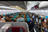 Sejumlah Warga Negara Indonesia (WNI) berada di pesawat Garuda yang disewa khusus di Bandar Udara Internasional Velana, Maldives, Jumat (24/4/2020). KBRI Colombo merepatriasi 335 Pekerja Migran Indonesia (PMI) dari Sri Lanka dan Maladewa ke Indonesia akibat pandemi Virus Corona (COVID-19). ANTARA FOTO/KBRI Colombo/nym.