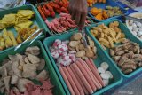 Pedagang menata makanan dagangannya di Jalan Trunojoyo, Pamekasan, Jawa Timur, Sabtu (25/4/2020). Menurut pedagang, penjualan makanan pada bulan puasa tahun ini menurun hingga 25 persen dibanding bulan puasa tahun lalu, karena ditutupnya lokasi bazar akibat pandemi COVID-19. Antara Jatim/Saiful Bahri/zk.