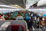 Sejumlah Warga Negara Indonesia (WNI) berada di  pesawat Garuda yang disewa khusus di Bandar Udara Internasional Velana, Maldives, Jumat (24/4/2020).  KBRI Colombo merepatriasi 335 Pekerja Migran Indonesia (PMI) dari Sri Lanka dan Maladewa ke Indonesia akibat pandemi Virus Corona (COVID-19). Antara Jatim/KBRI Colombo/zk