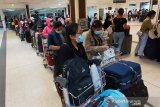 Sejumlah Warga Negara Indonesia (WNI) mengantre untuk mendaftar ketika proses repatriasi WNI di Bandar Udara Internasional Velana, Maldives, Jumat (24/4/2020).  KBRI Colombo merepatriasi 335 Pekerja Migran Indonesia (PMI) dari Sri Lanka dan Maladewa ke Indonesia akibat pandemi Virus Corona (COVID-19). Antara Jatim/KBRI Colombo/zk