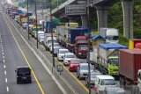 Sejumlah kendaraan memadati jalan tol Jakarta - Cikampek arah Jakarta di Karawang, Jawa Barat, Jumat  (24/4/2020). PT Jasa Marga Transjawa Tollroad Regional Division (JTT) memberlakukan penyekatan atau pembatasan di sejumlah titik jalan tol Jakarta-Cikampek dengan skema penyekatan untuk pengguna jalan arah Cikampek di Km 28 Cikarang Barat dan arah Jakarta di Km 47 Karawang Barat. ANTARA JABAR/M Ibnu Chazar/agr