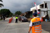 Petugas gabungan periksa penumpang kendaraan masuki Banyumas